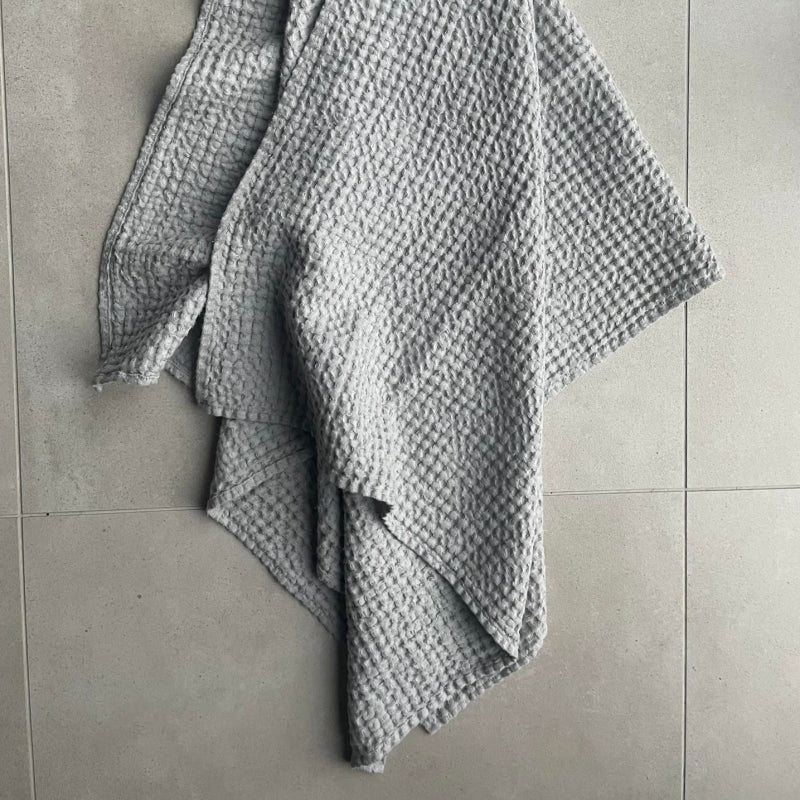 Stort hørhåndklæde grå vaffel, 70×140 cm – KOOSdisain – billede 2