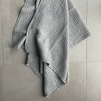 Stort hørhåndklæde grå vaffel, 70×140 cm – KOOSdisain – billede 2