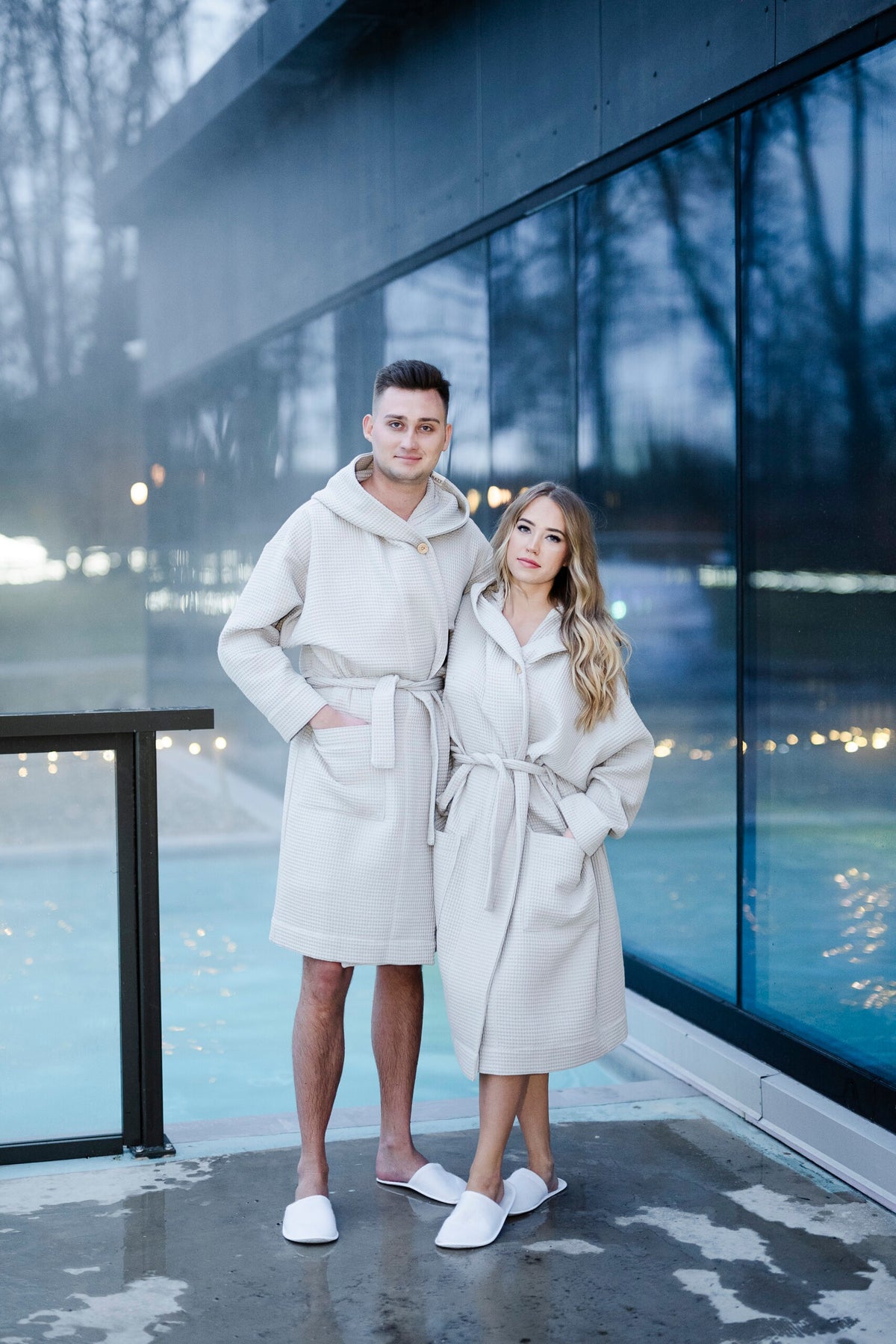 Vaffelbadekåbe med hætte, unisex, lysegrå – RÄTT – billede 4